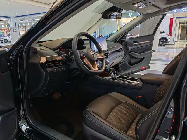 Nissan Teana 2025 2.0L SV Black Gold Edition — фото 4