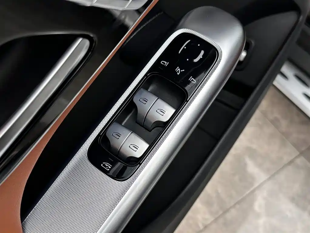 Mercedes-Benz GLC 2023 GLC 300 L 4MATIC Sport 5-Seater фото 16