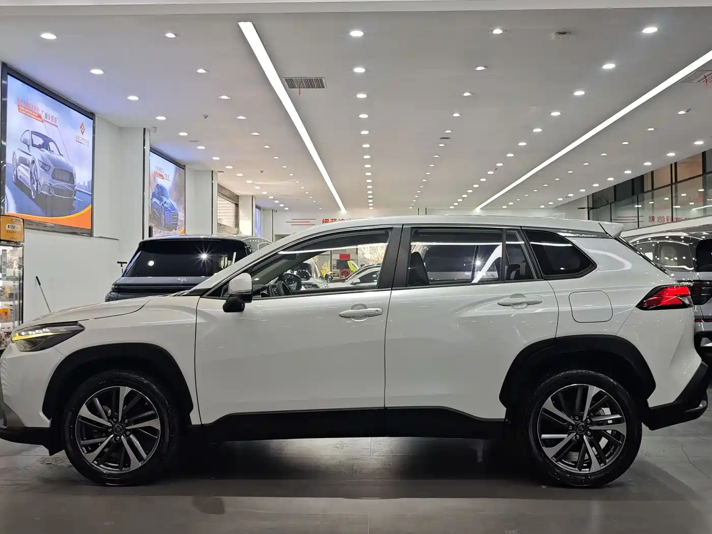 Toyota Frontlander 2022 2.0L CVT Luxury PLUS Edition фото 3