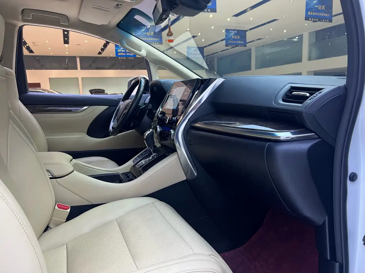 Toyota Alphard 2021 Hybrid 2.5L Luxury фото 16