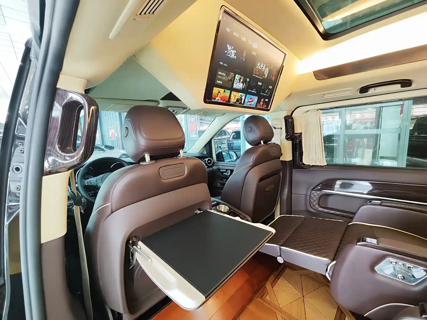 Mercedes-Benz V-Class 2017 Model V 260 L Premium Extended Edition фото 20