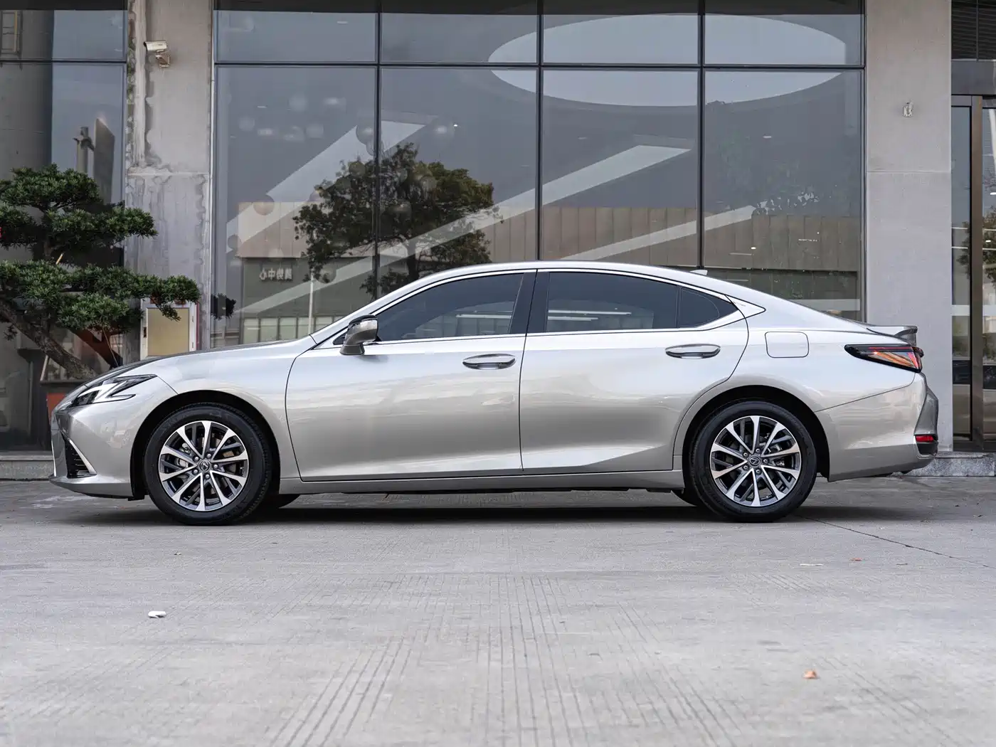 Lexus ES 2026 2025 300h Ultimate Edition