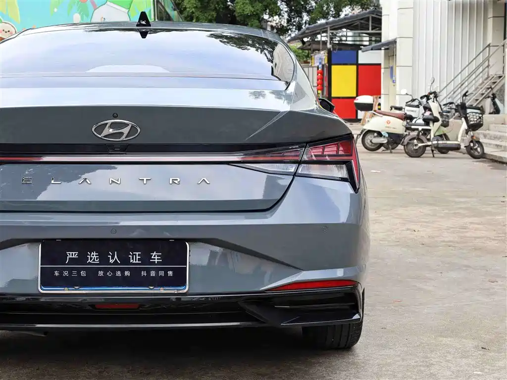 Hyundai Elantra 2021 1.5L CVT LUX Premium Edition фото 24