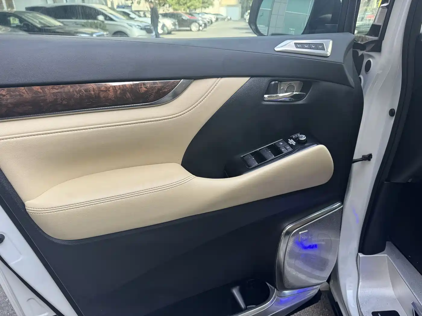 Toyota Alphard 2021 Hybrid 2.5L Luxury фото 13