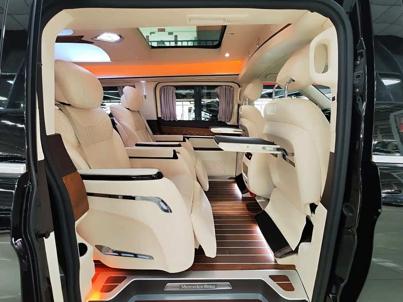 Mercedes-Benz V-Class 2018 V 260 L Premium Long Wheelbase Edition China VI фото 12