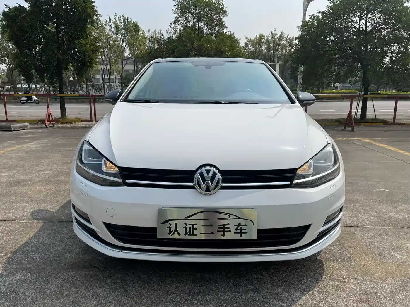 Photo 3 - Volkswagen Golf