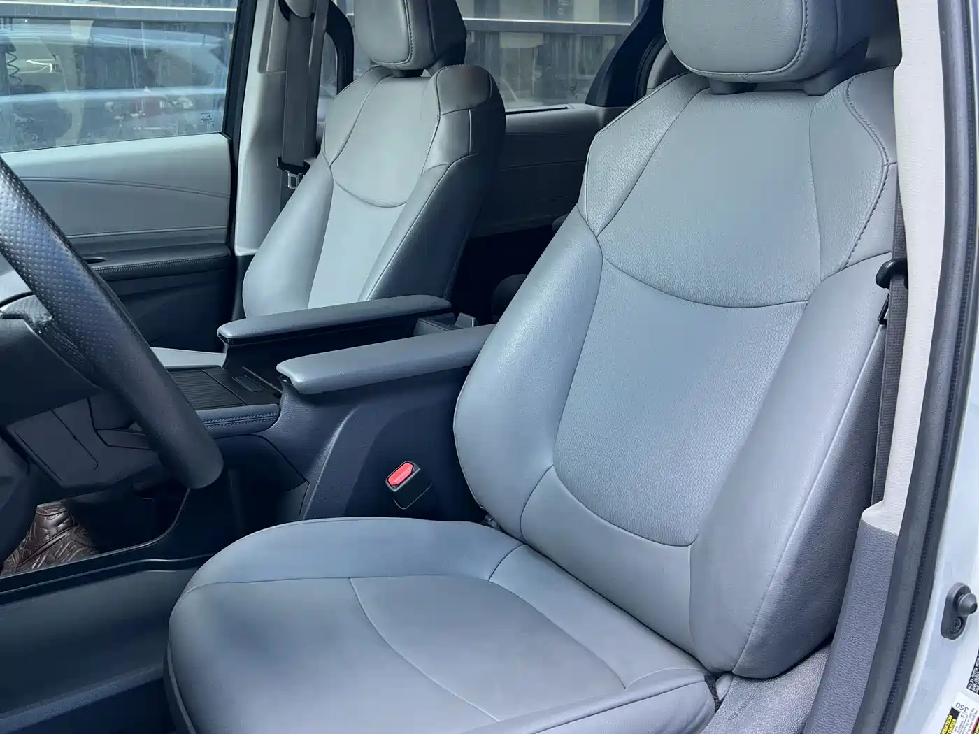 Toyota Sienna фото 9
