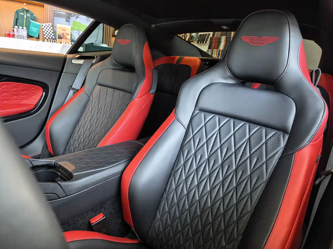 Aston Martin DB12 2025 4.0T V8 Coupe фото 8