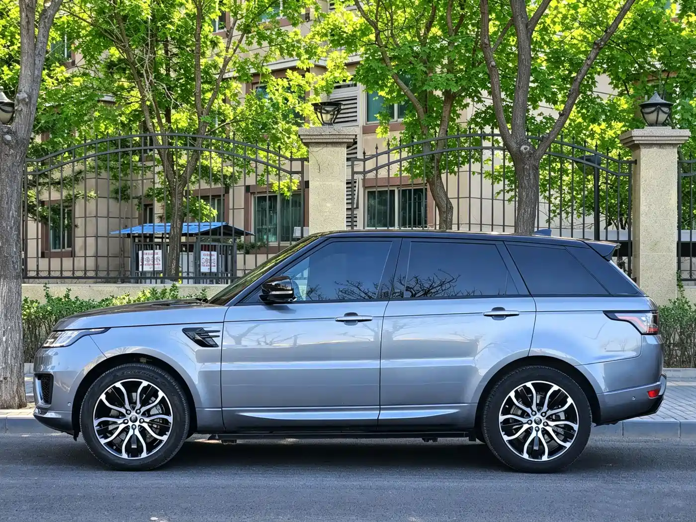 Land Rover Range Rover Sport 2021 3.0 L6 Gloss Black Edition фото 2