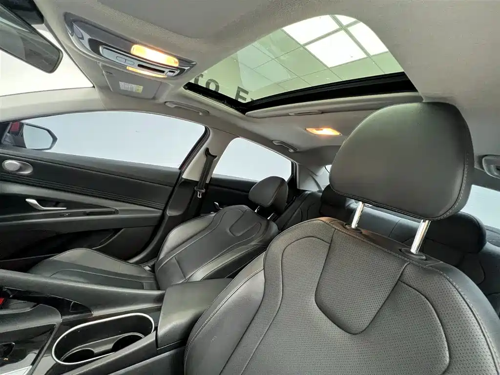 Hyundai Elantra 2022 1.5L CVT LUX Premium Edition фото 15