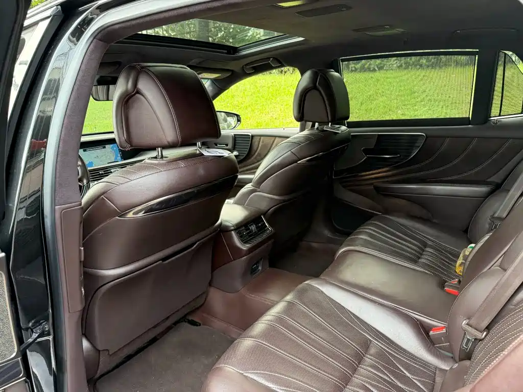 Фото 11 - Lexus LS