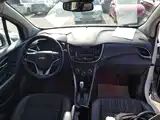 Photo 12 - Chevrolet Trax