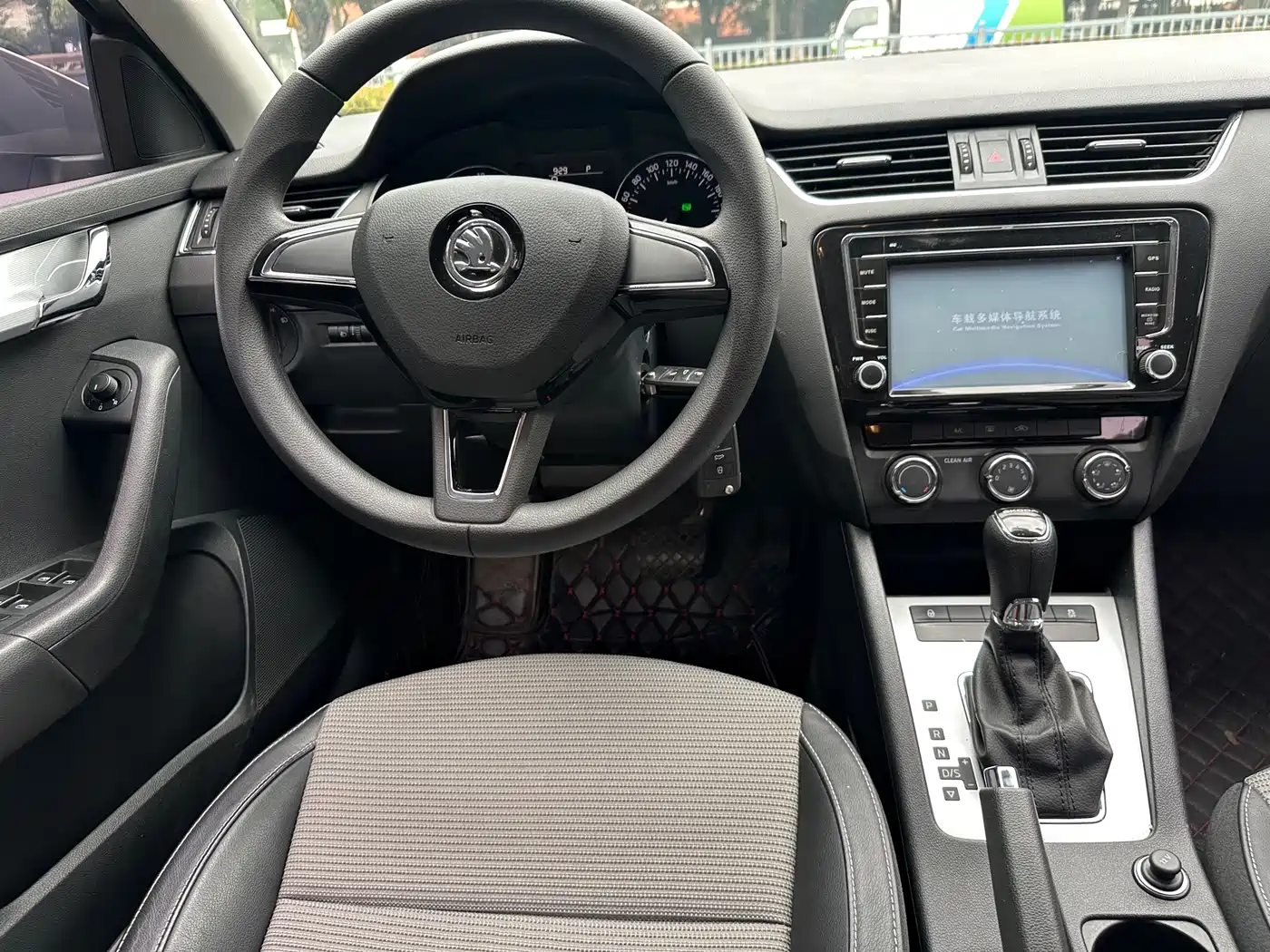Škoda Octavia 2017 1.6L Automatic Pioneer Edition фото 10