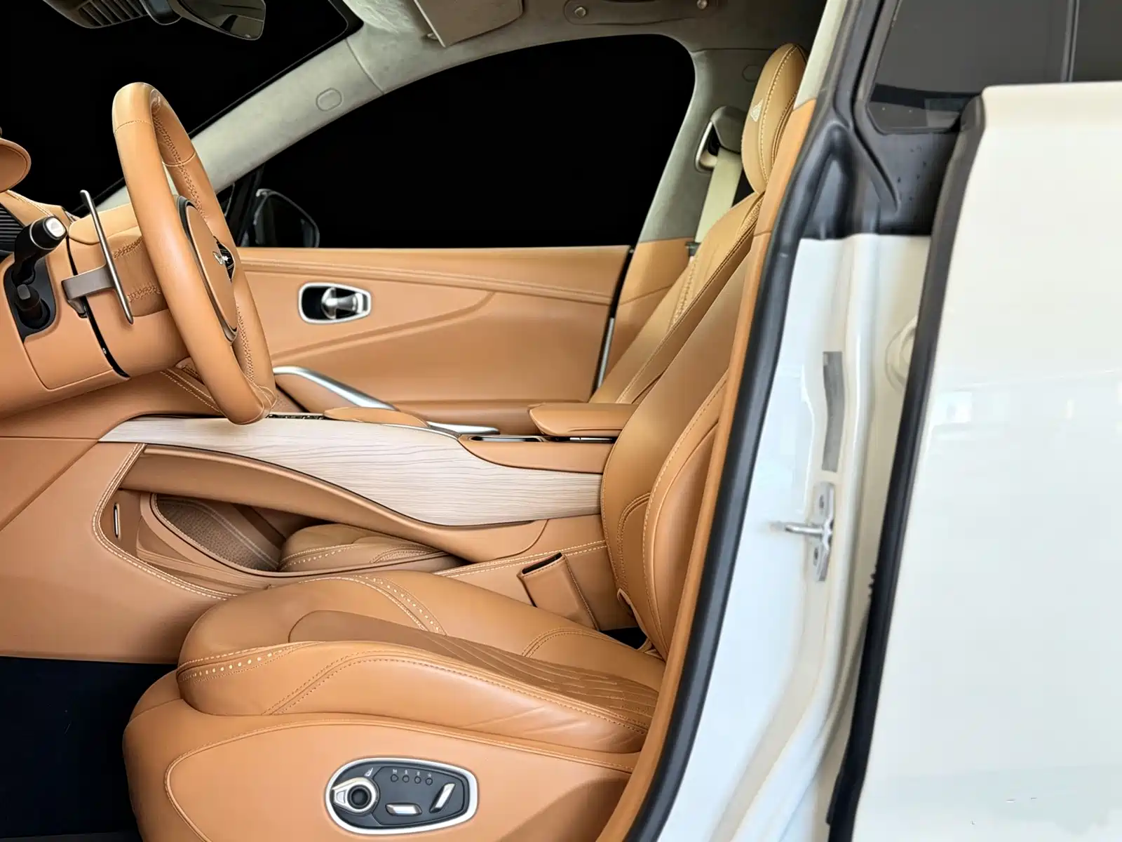 Фото 4 - Aston Martin DBX