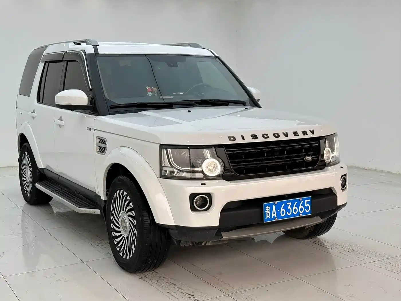 Land Rover Discovery 2015 3.0 SDV6 HSE Diesel фото 3
