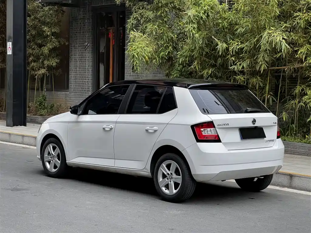 Škoda Fabia 2017 1.4L Auto Car Enjoy Edition фото 8