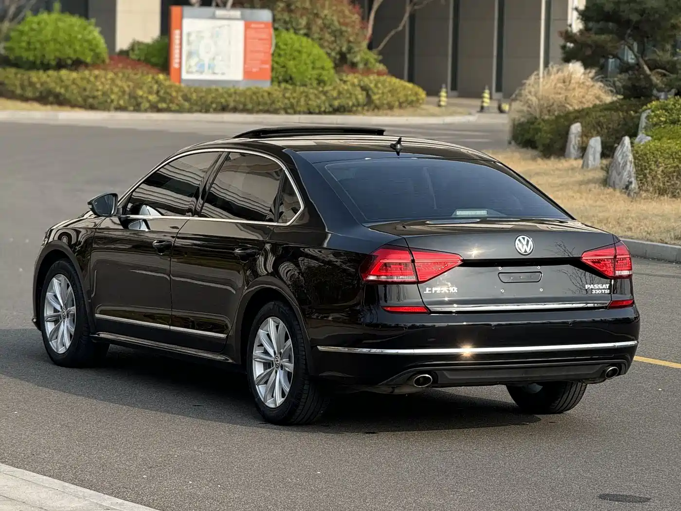 Volkswagen Passat 2016 330TSI DSG Executive Edition фото 18