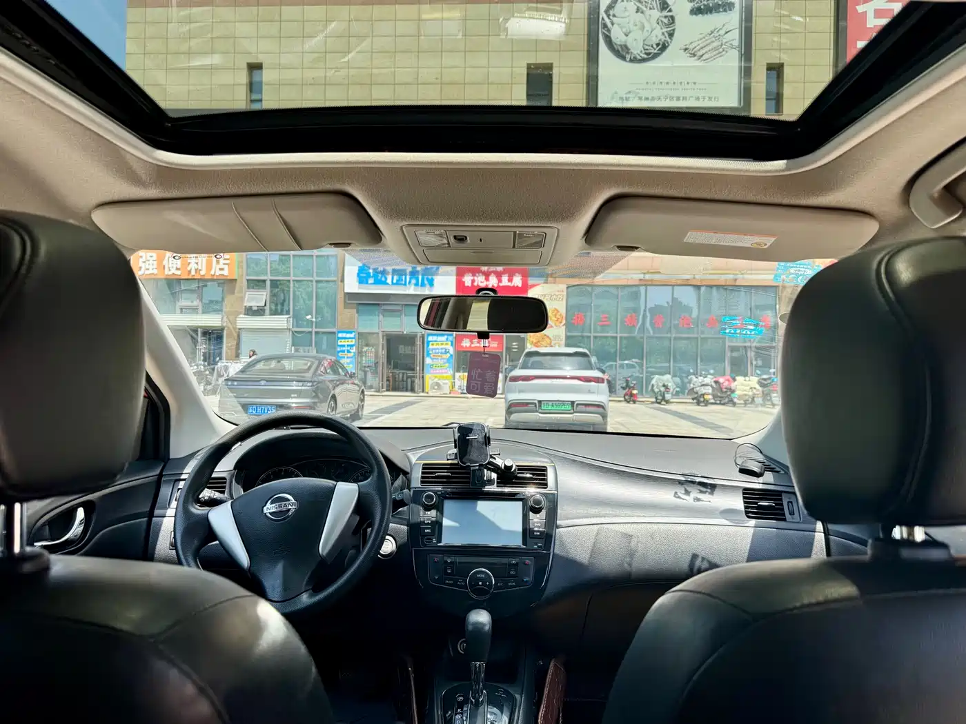 Photo 15 - Nissan Tiida