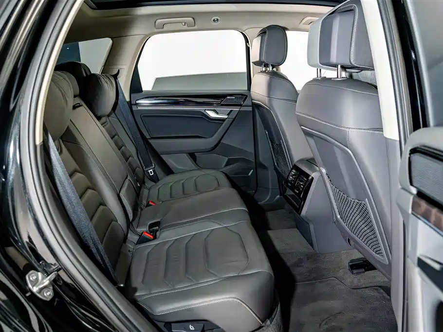 Volkswagen Touareg 2023 2023 3.0TSI R-Line Black Sports Package