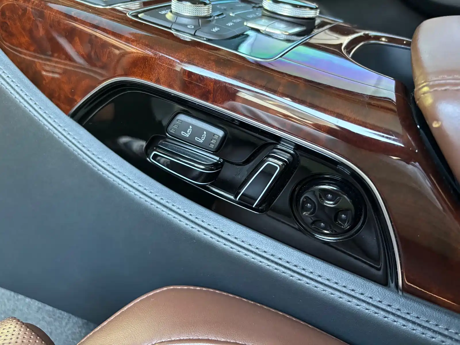 Photo 21 - Audi A8