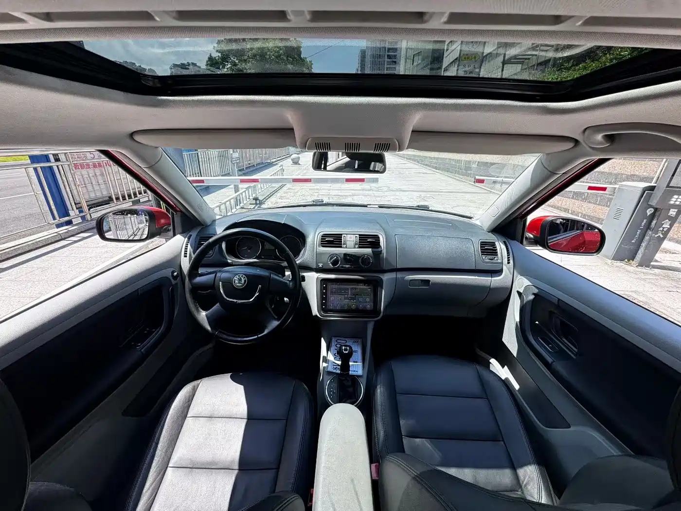 Škoda Fabia 2012 1.6L Auto Crystal Edition фото 4