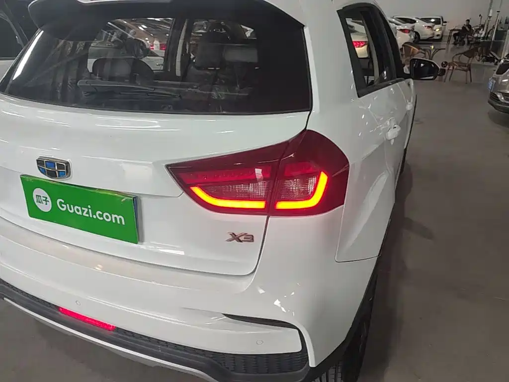 Фото 8 - Geely Vision X3