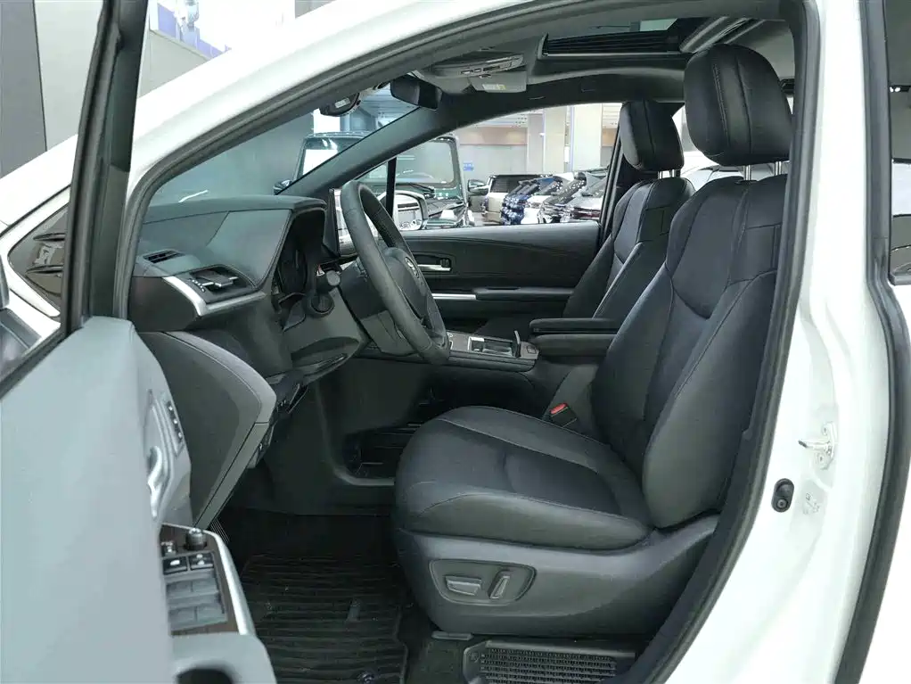 Toyota Granvia 2024 2.5L Hybrid Premium PLUS 4WD Edition фото 11