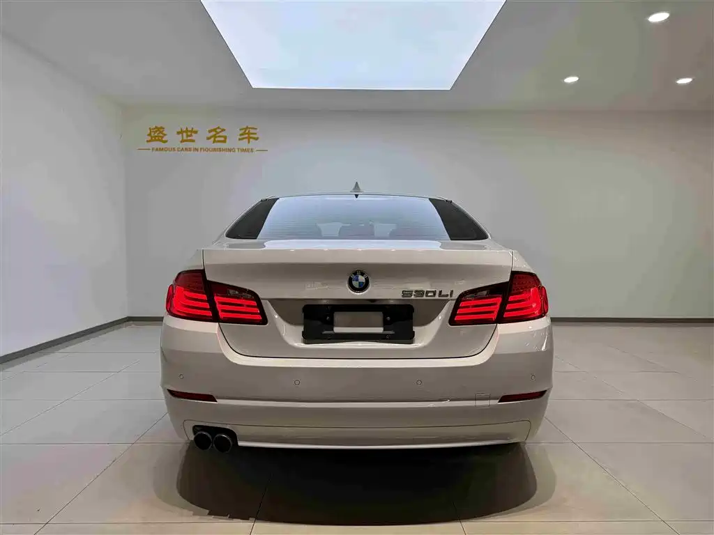 BMW 5 Series 2013 530Li Leadership фото 18