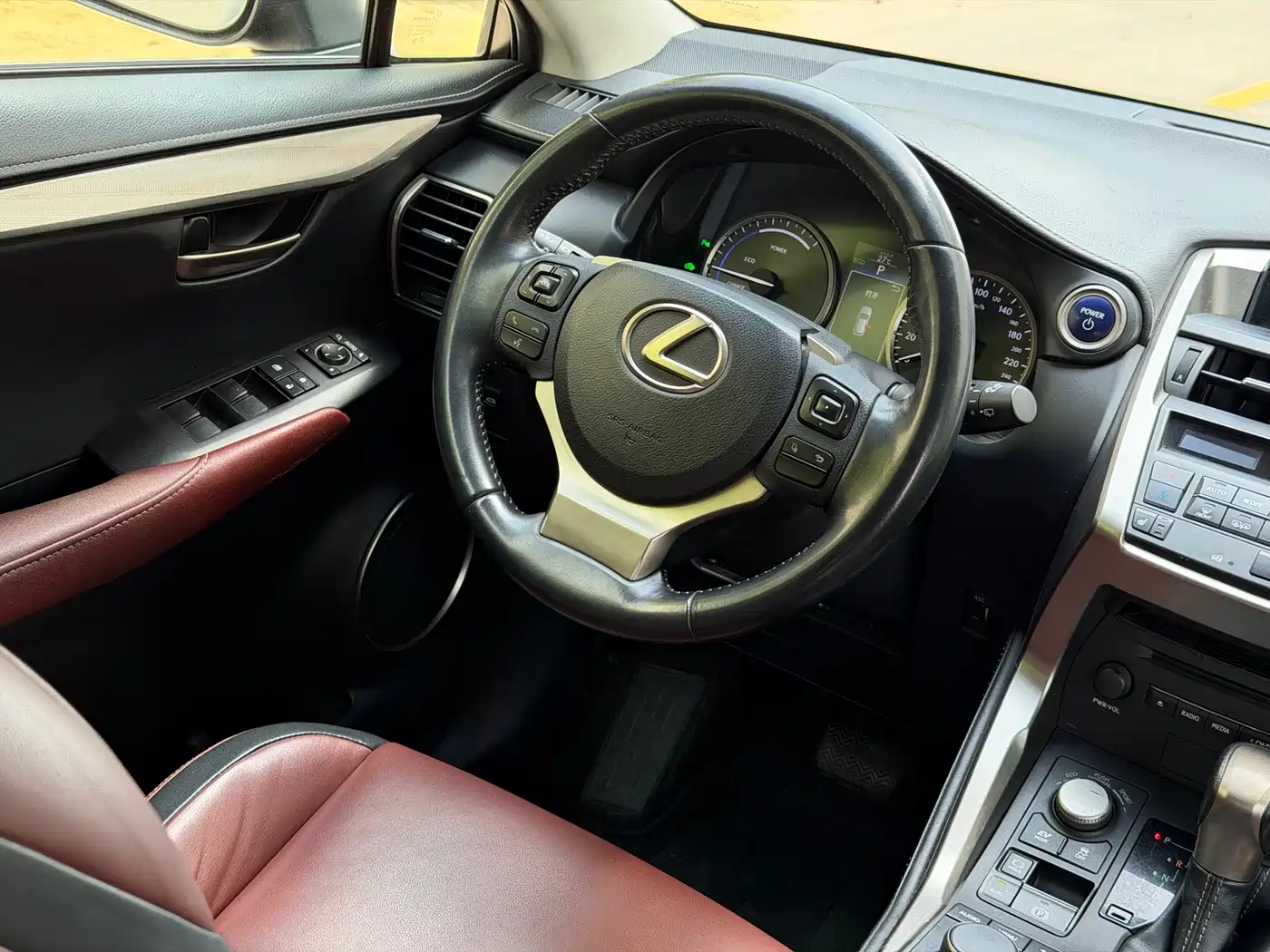 Lexus NX 2015 300h FWD Luxury фото 12