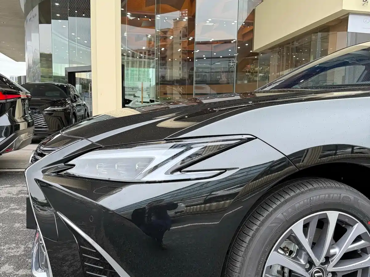 Lexus ES 2025 200 Ultimate Edition фото 8