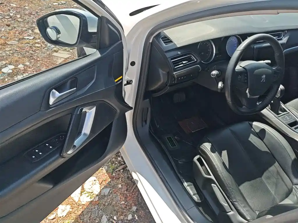 Peugeot 408 2015 Model 1.2T Automatic Luxury Edition фото 16