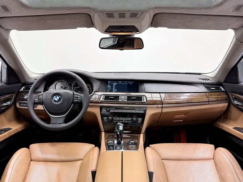 Фото 17 - BMW 7 Series