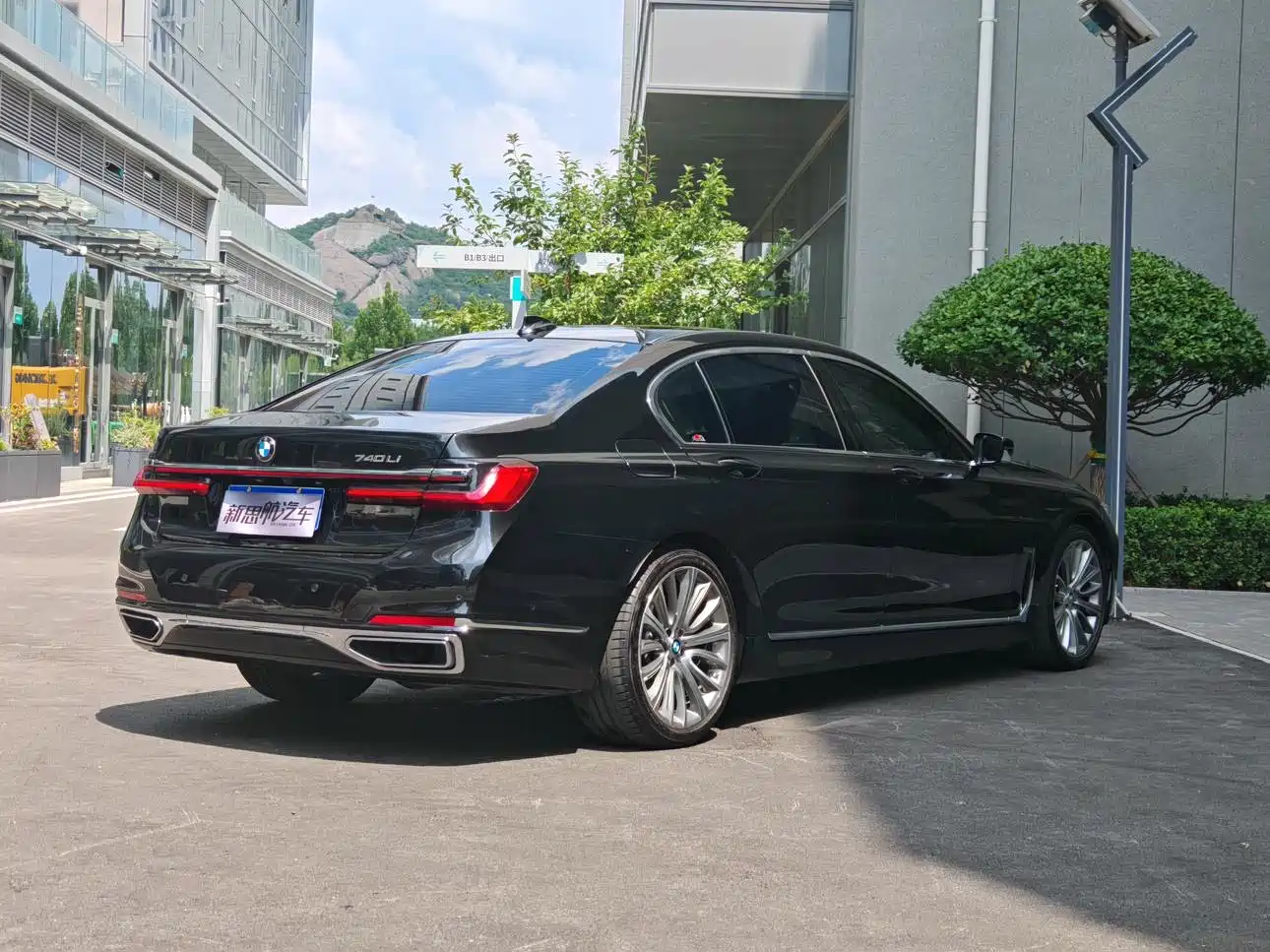 BMW 7 Series 2021 Model 740Li Leading Luxury Package фото 3