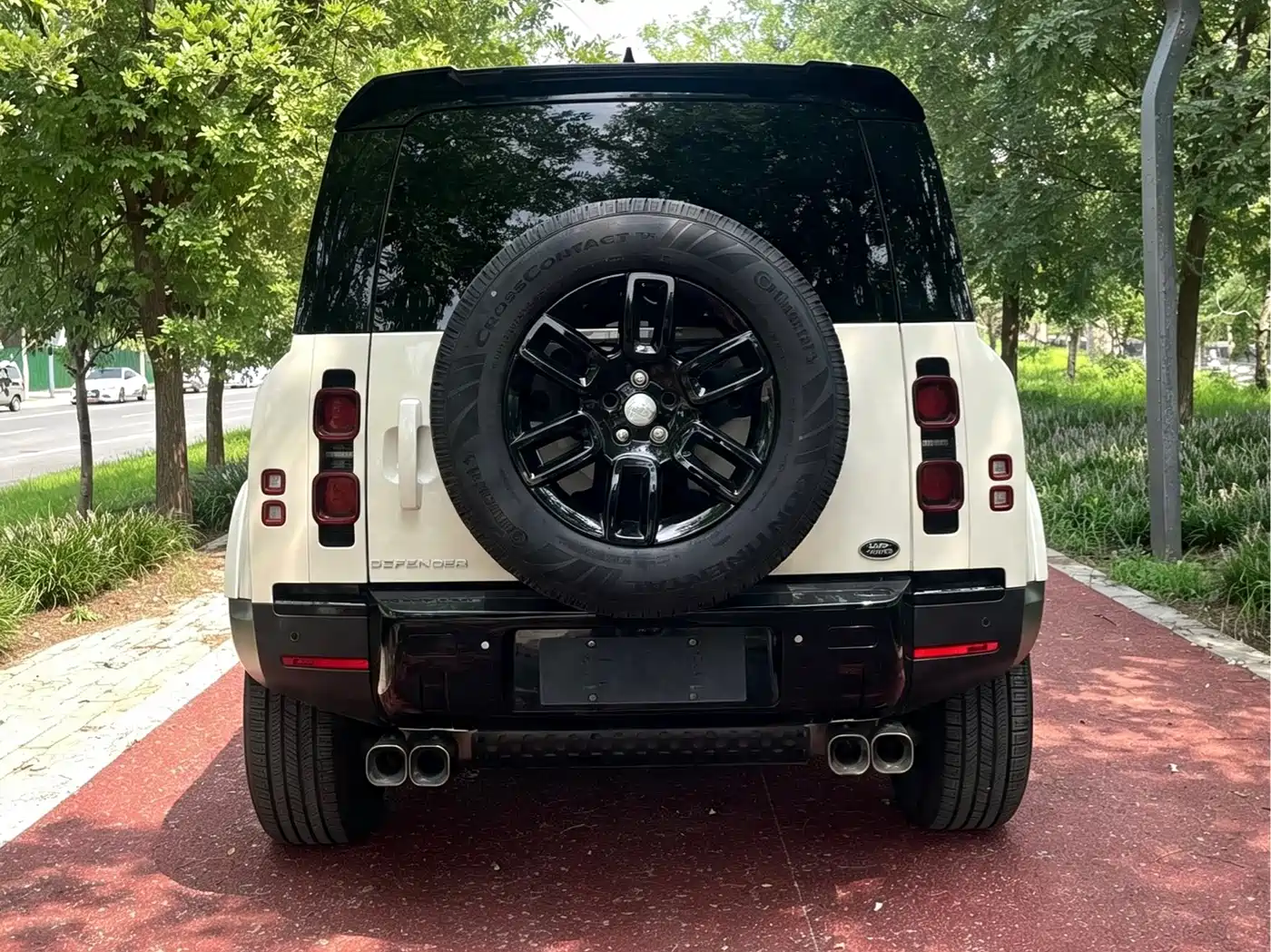 Photo 3 - Land Rover Defender