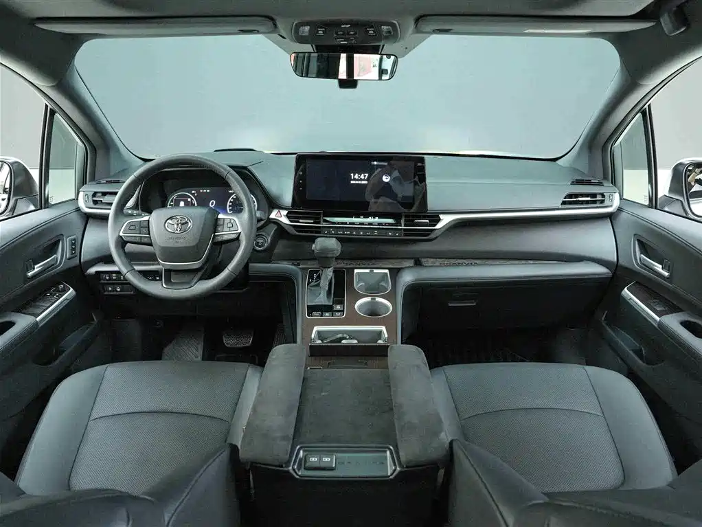Toyota Granvia 2024 2.5L Hybrid Premium PLUS 4WD Edition фото 6