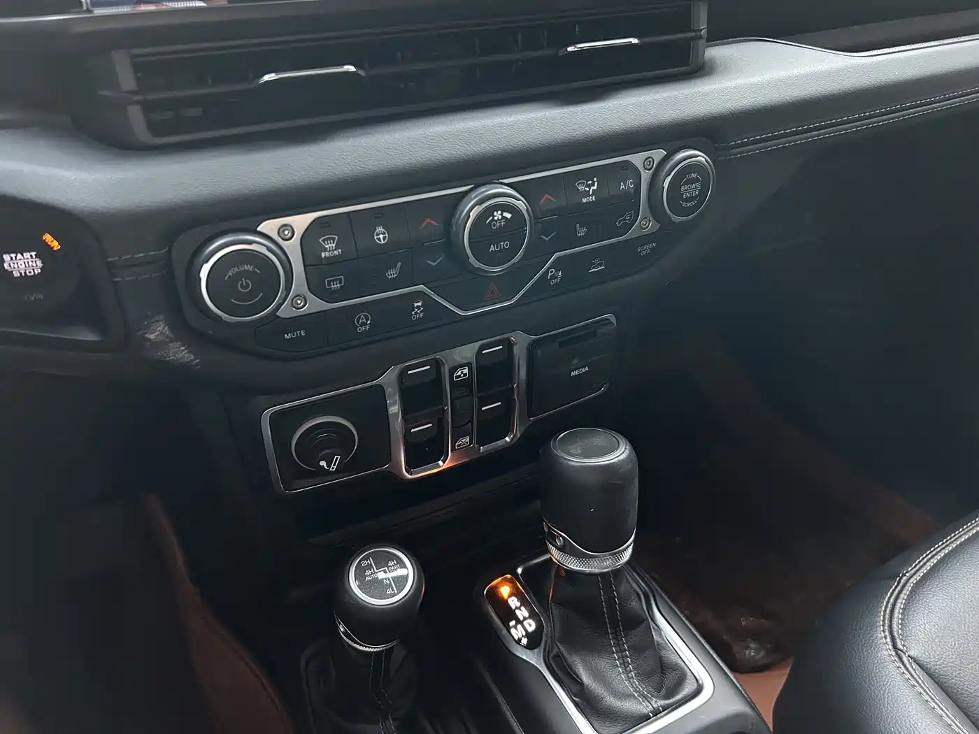 Jeep Wrangler 2024 2024 Model 2.0T Sahara Four-Door Version