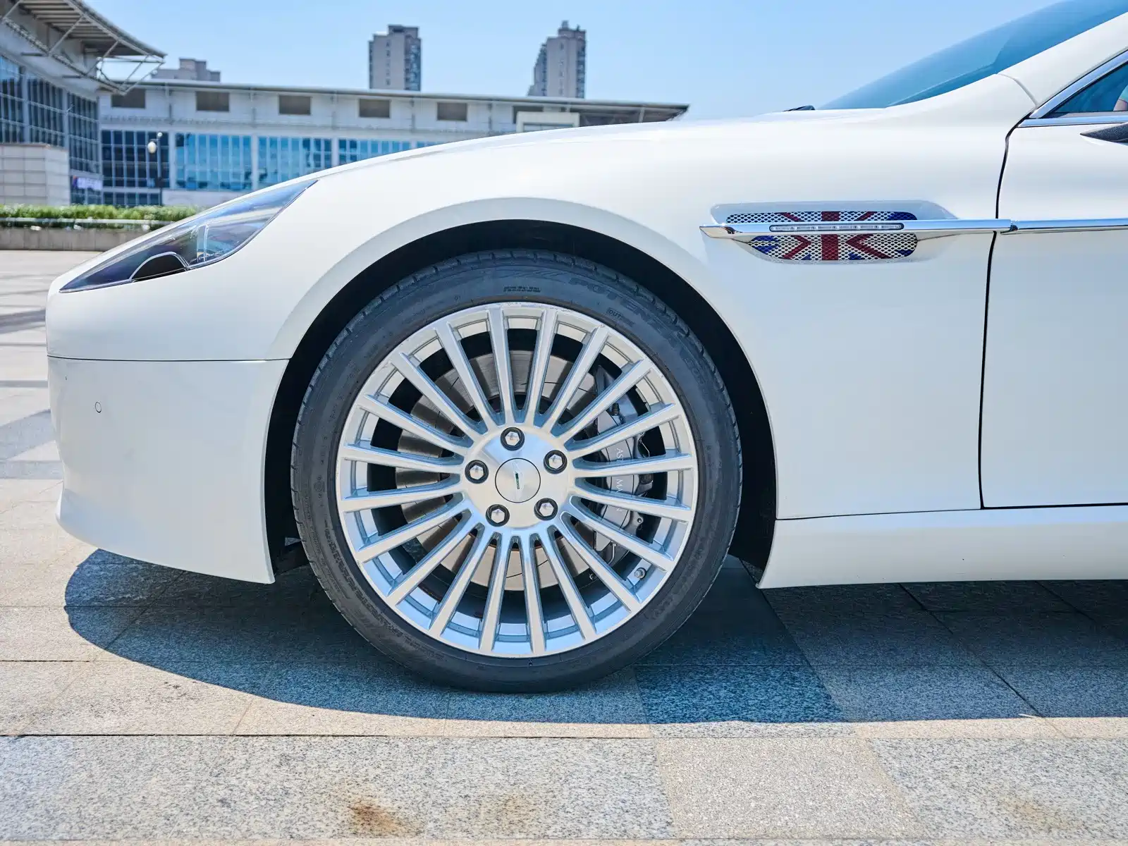 Фото 4 - Aston Martin Rapide