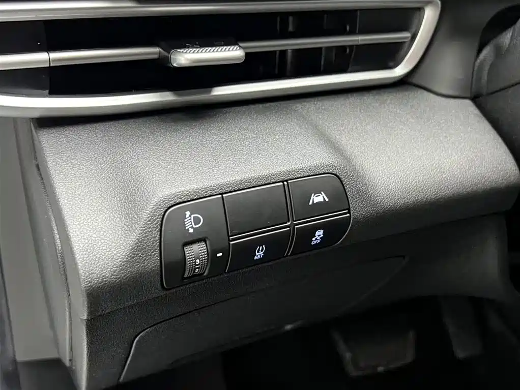Hyundai Elantra 2021 1.5L CVT LUX Premium Edition фото 8