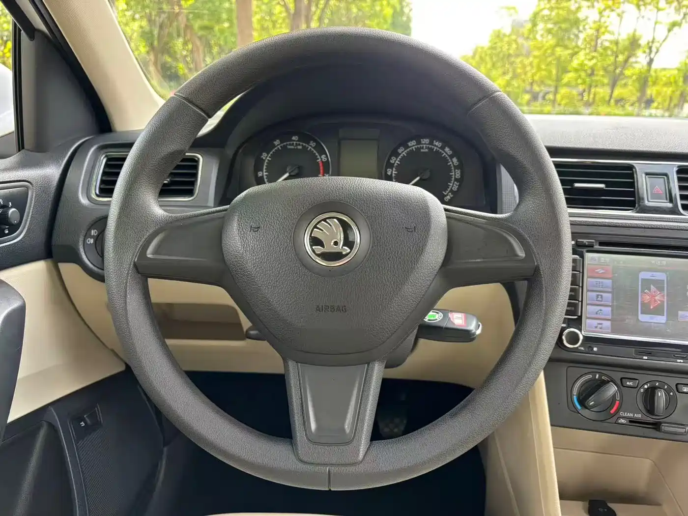 Škoda Rapid 2016 1.6L Manual Pioneer Edition фото 15
