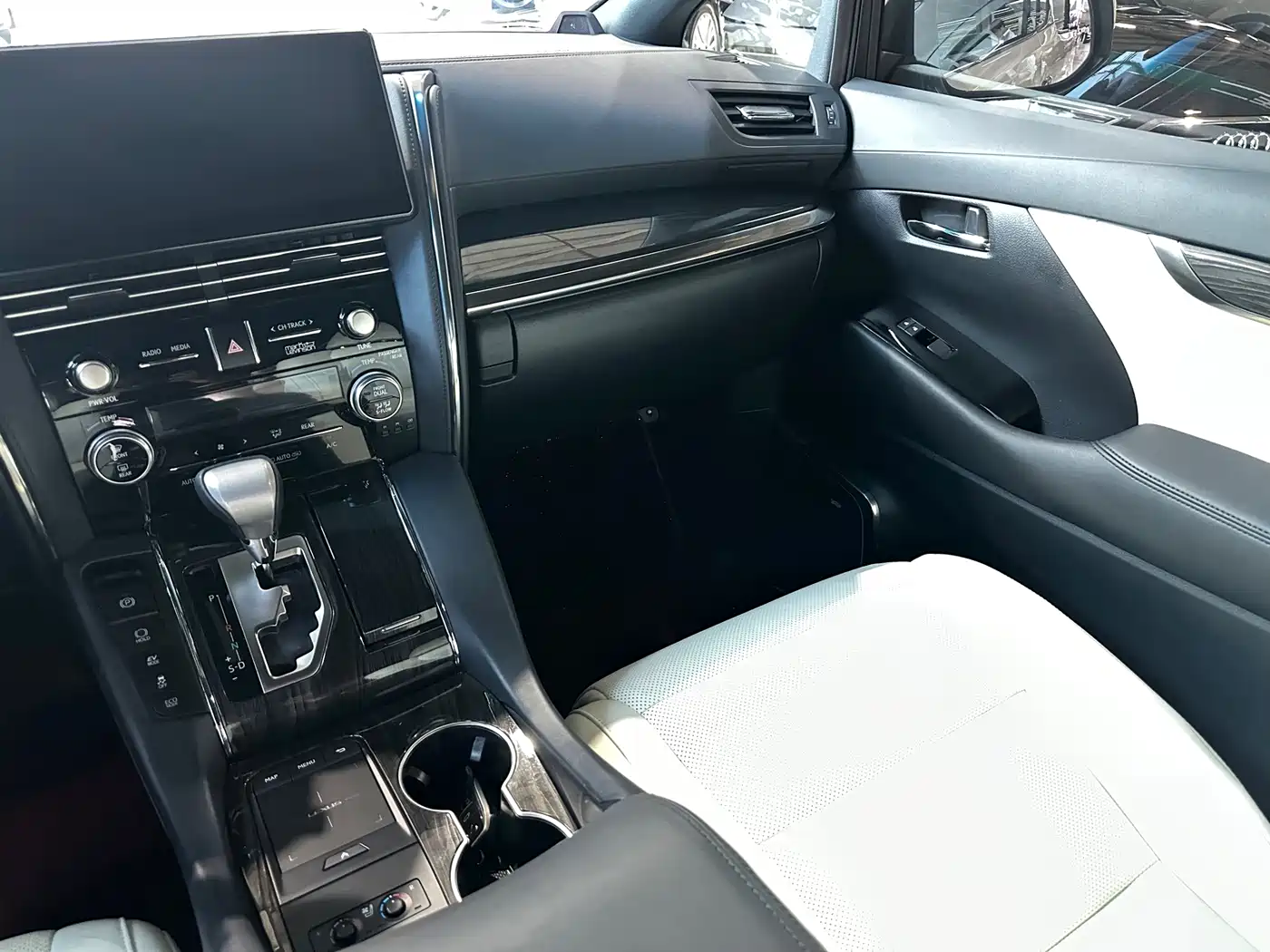 Lexus LM 2021 2020 300h Seven-Seater Elegance Edition