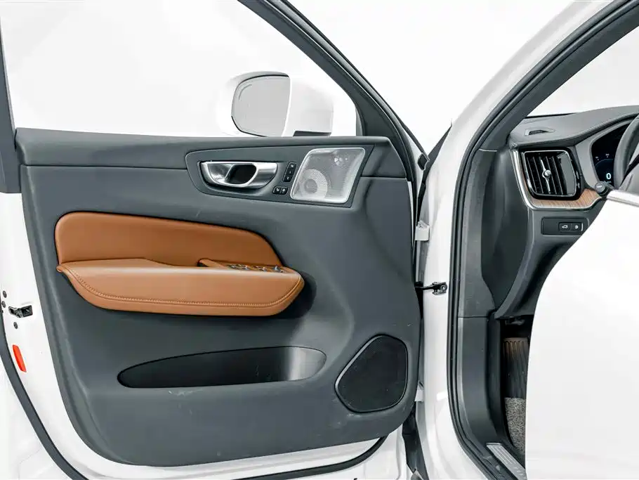 Volvo XC60 Plug-in Hybrid 2025 2025 Plug-in Hybrid Long Range AWD Zhiya Luxury Edition