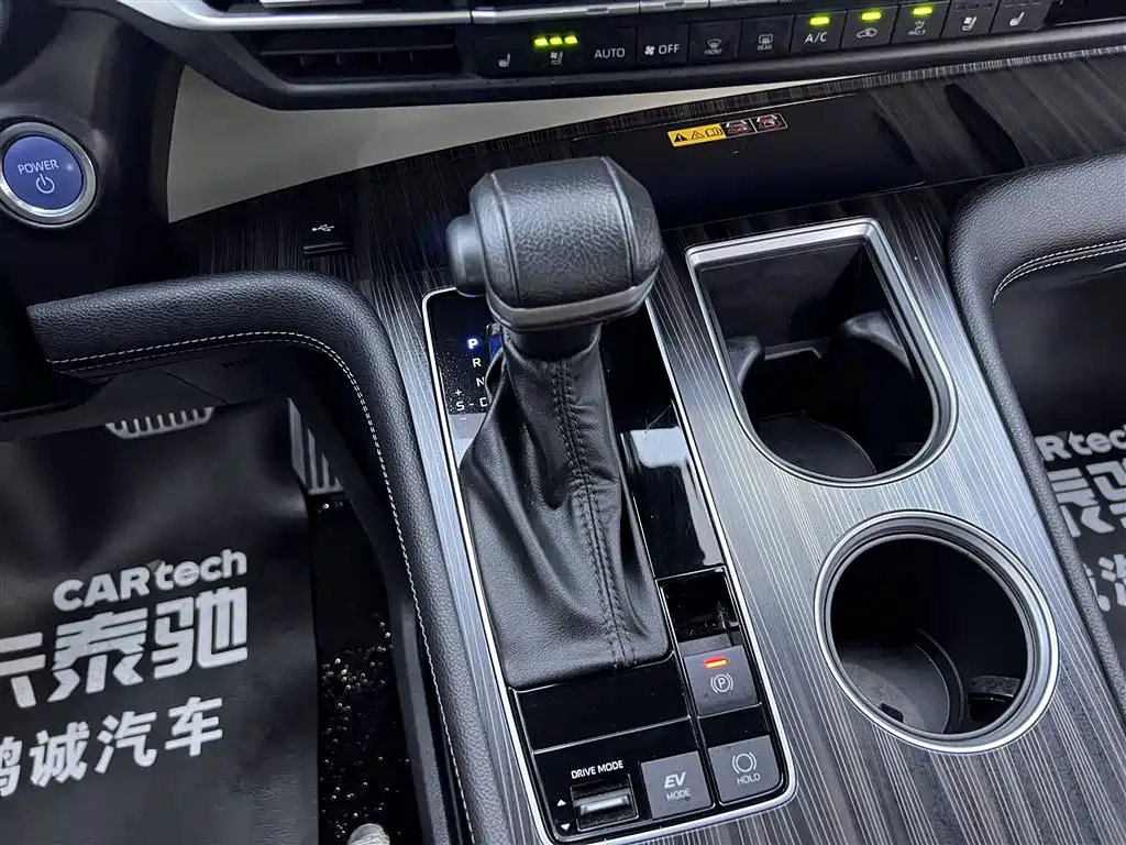 Toyota Granvia 2022 Model Year 2.5L Hybrid Flagship Edition фото 20