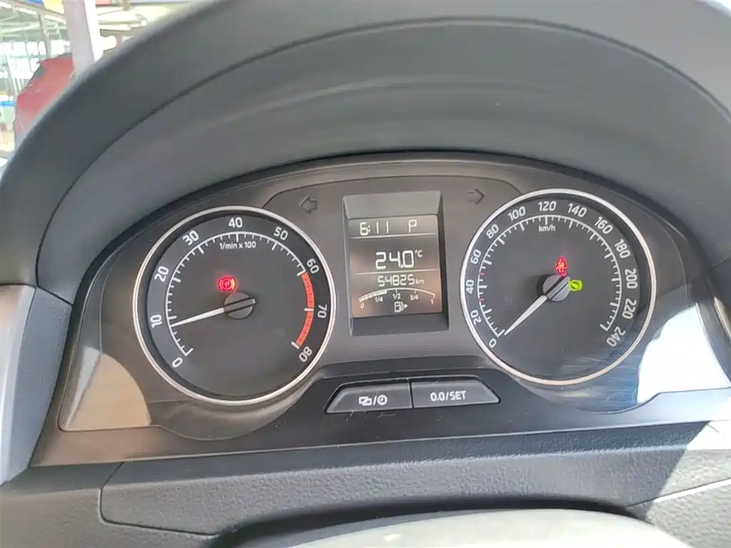 Škoda Skoda Rapid Spaceback 2016 Facelift 1.6L Automatic Innovation Edition фото 12