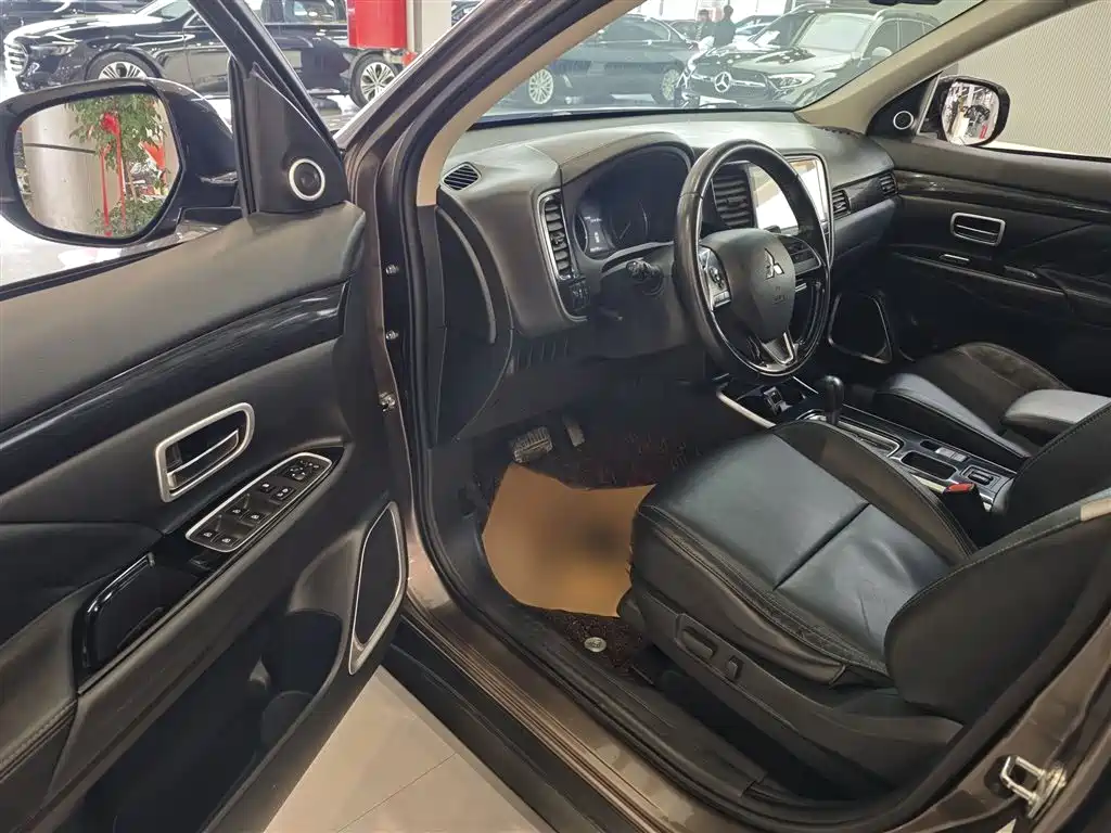 MITSUBISHI OUTLANDER
