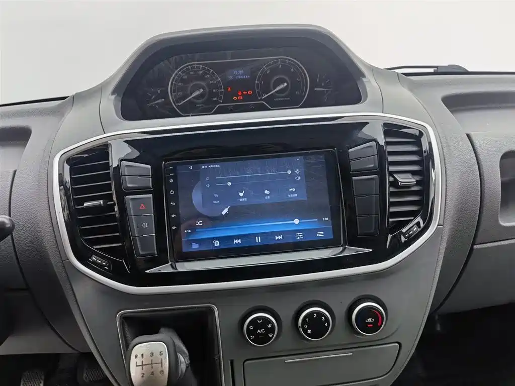 SAIC Maxus Xintu V80 2020 2.5T Manual Classic City Delivery King Short Wheelbase Medium Roof 2/3-seater фото 12