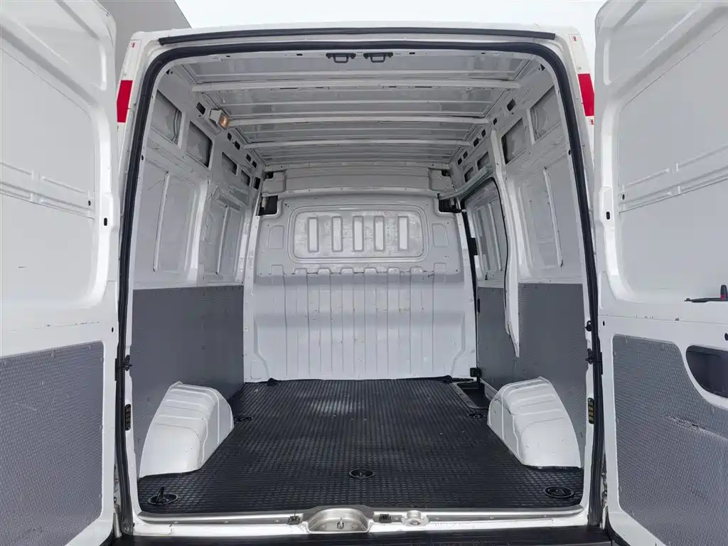 SAIC Maxus Xintu V80 2020 2.5T Manual Classic City Delivery King Short Wheelbase Medium Roof 2/3-seater фото 16