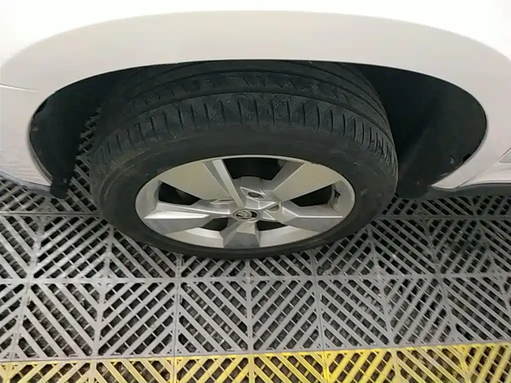 Škoda Yeti 2014 1.8TSI DSG Polar Edition фото 23