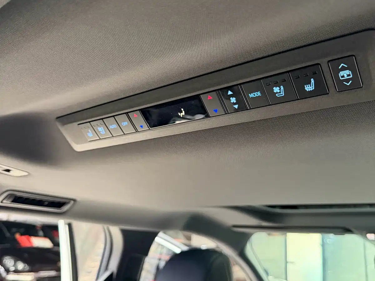 Photo 10 - Toyota Sienna