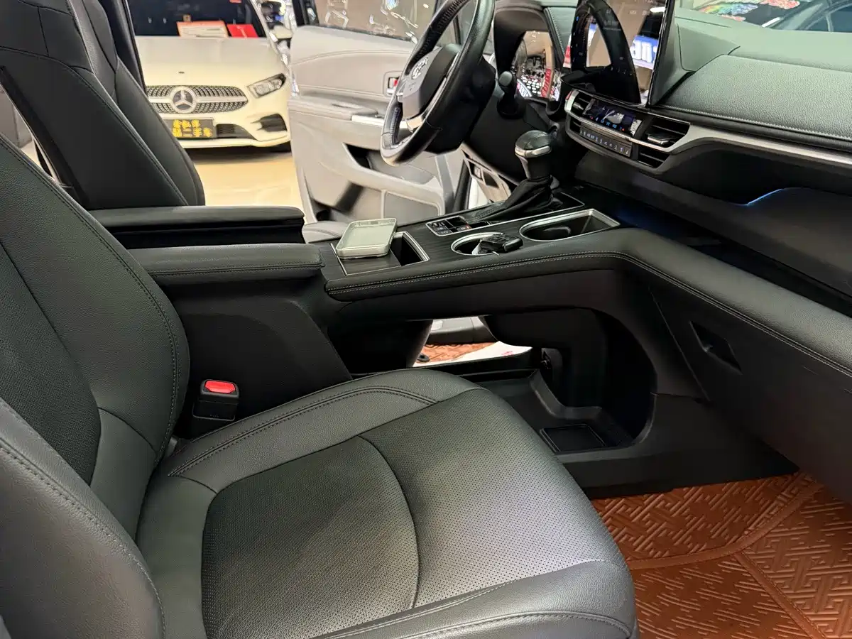 Photo 12 - Toyota Sienna