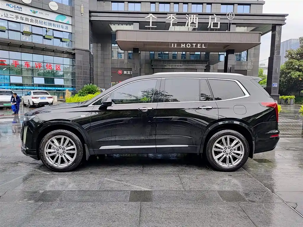 CADILLAC XT6